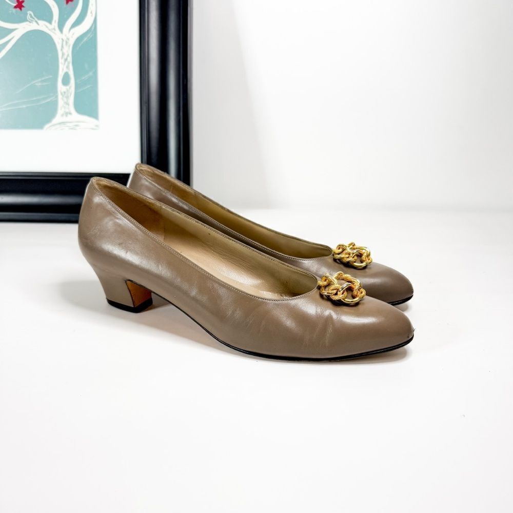 Salvatore Ferragamo Vintage 1980s Taupe Leather Pumps Gold Chain Detail Size 8A